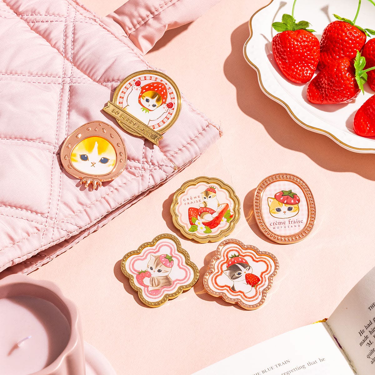 mofusand MERCI STRAWBERRY Trading Mini Metal Badge